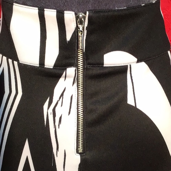 Bisou Bisou black and white abstract print skirt size 8 - Picture 5 of 5